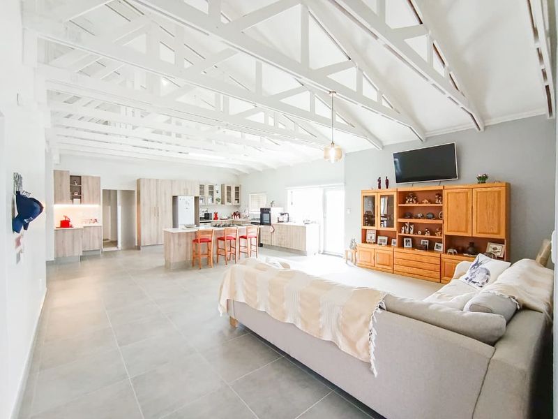 Stunning Freestanding Home - Photo 7