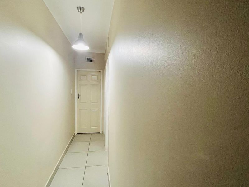 Beautifully Renovated Top-Floor 2 Bedroom Apartment – Move-In Ready - Photo 4