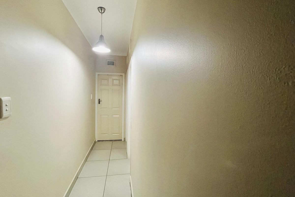 Beautifully Renovated Top-Floor 2 Bedroom Apartment – Move-In Ready - Photo 4