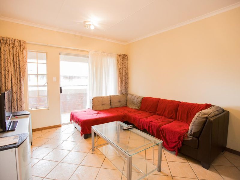 2 Bedroom Townhouse with a Covered Balcony - Photo 9