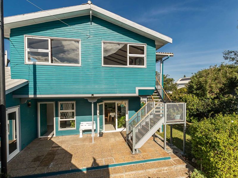 Exclusive Sole Agency a hidden Gem 800m from the beach Guesthouse or Large Family Home - Photo 9