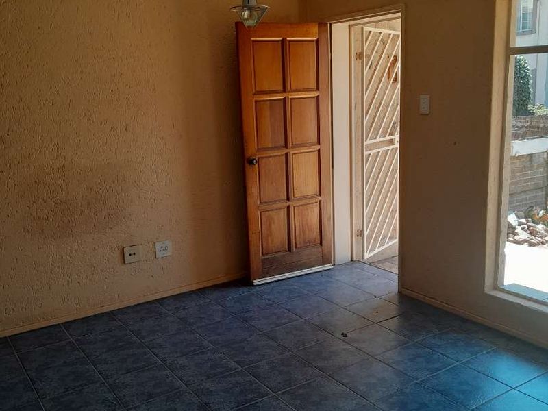Secure complex grate location close to all amenities - Photo 3
