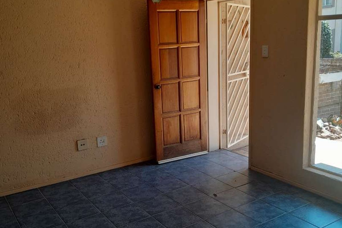 Secure complex grate location close to all amenities - Photo 3