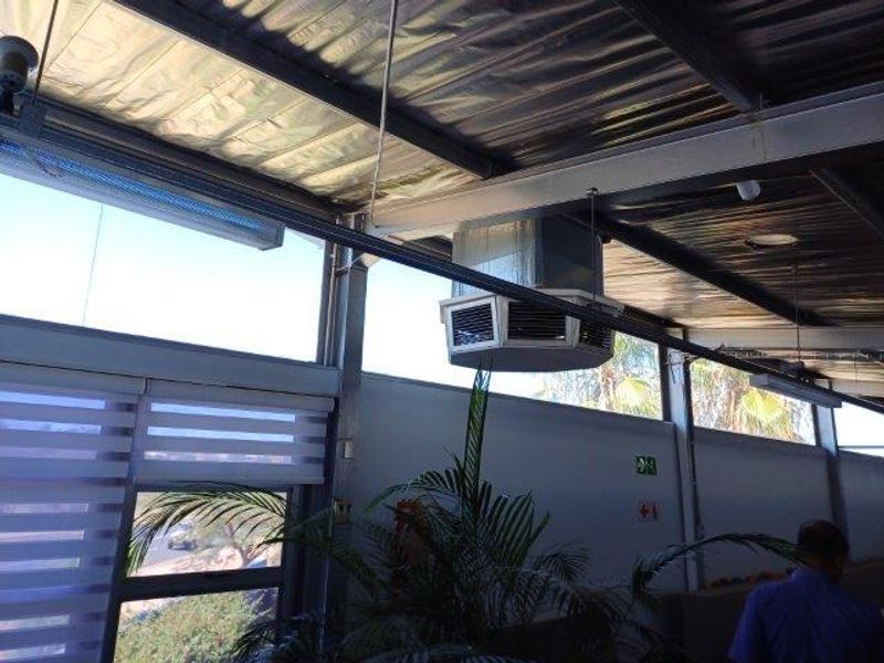 LARGE OPEN OFFICE AND RETAIL SPACE - TO LET - Photo 7