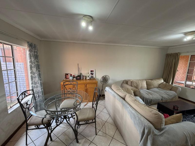 Two Bedroom Simplex to Sale in Moreleta Park - Photo 5