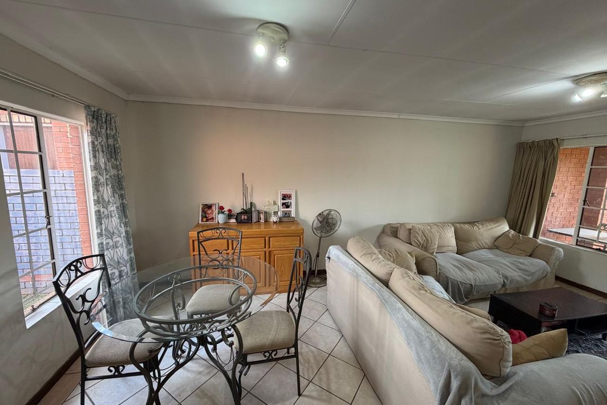 Two Bedroom Simplex to Sale in Moreleta Park - Photo 5