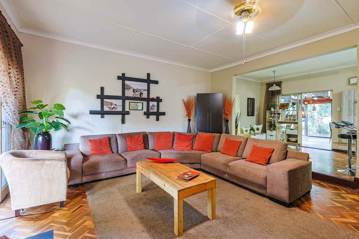 5 Bedroom Dual-Living Home with Exceptional Flexibility & Income Potential - Photo 4