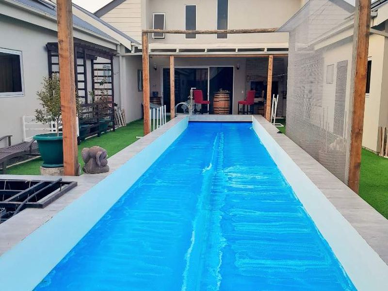 We offer this extraordinaire house for sale in Henties Bay. - Photo 1