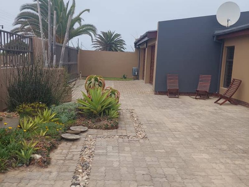 Stunning Corner Property with Dual Entrances - Ideal for Entertaining and Family Living - Photo 6