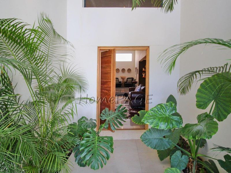 Otjiwarongo:  STUNNING, MODERN 4 BEDR HOME WITH FLAT is for sale - Photo 3