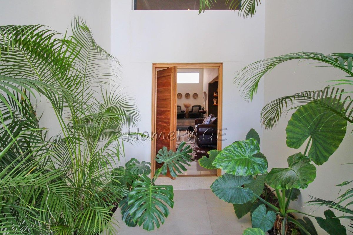 Otjiwarongo:  STUNNING, MODERN 4 BEDR HOME WITH FLAT is for sale - Photo 3