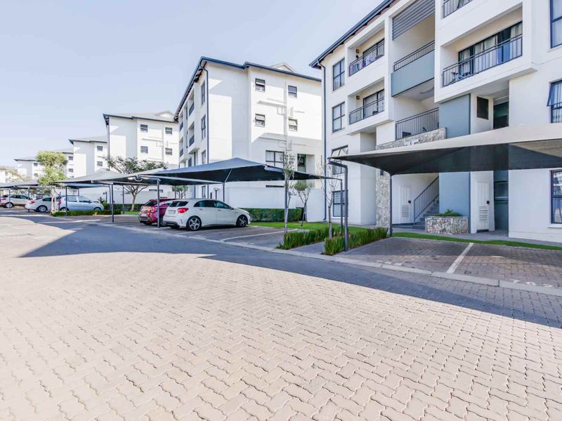 Modern, well maintained apartment with luxurious finishes. - Photo 10