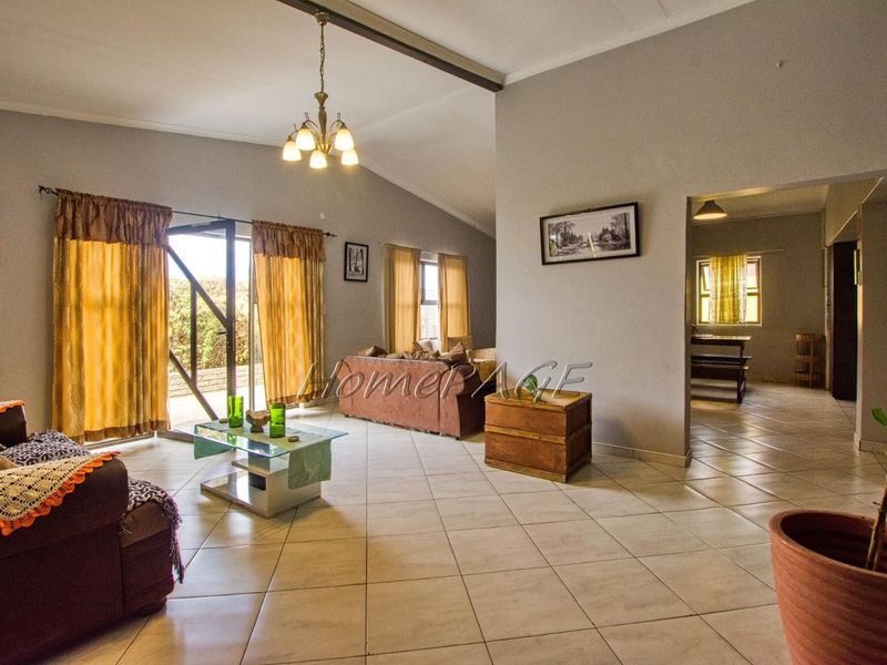 Narraville, Walvis Bay:  3 Bedroom house with flat for sale - Photo 5