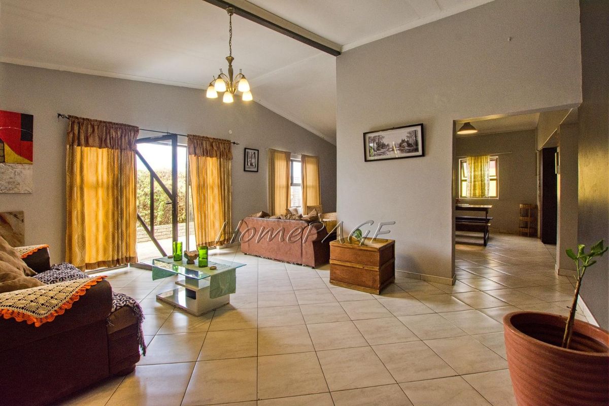 Narraville, Walvis Bay:  3 Bedroom house with flat for sale - Photo 5