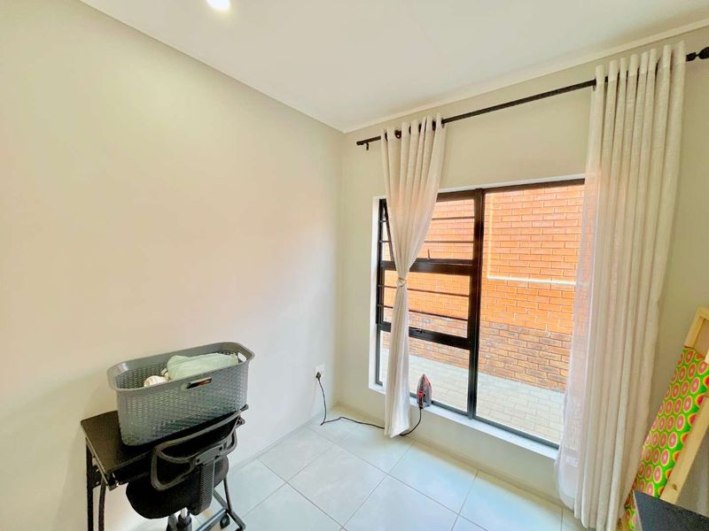 **Modern 4-Bedroom Townhouse in Amberfield - Prime Location Near Amberfield College, Shopping Centers, and Highway Access** - Photo 10