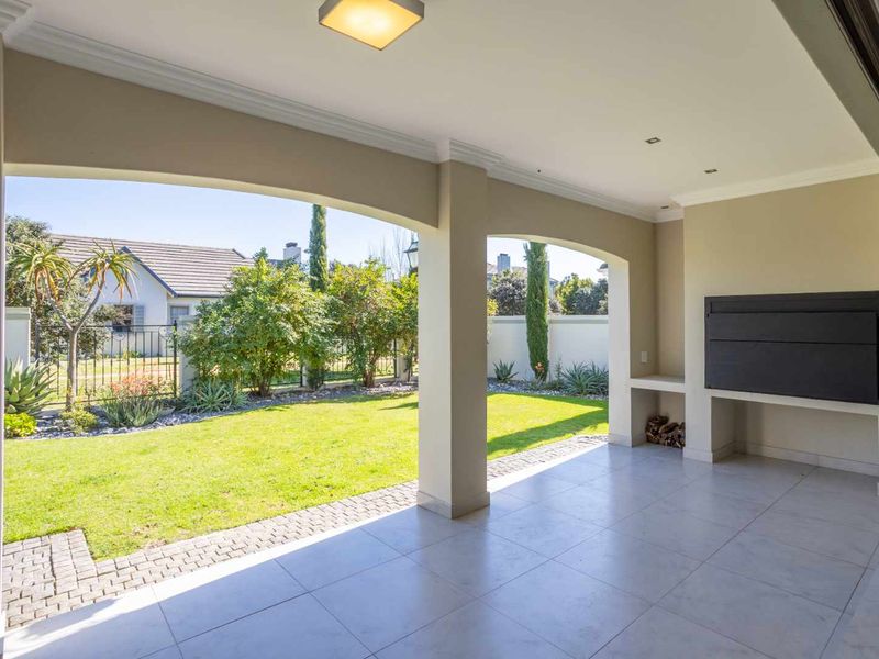 Elegant Three-Bedroom Home in a Cul-de-Sac Opposite a Park on Val de Vie Estate - Photo 10