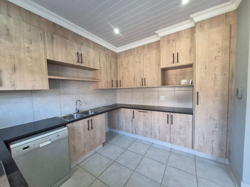 Charming 4-Bedroom Duet in Island View, Mossel Bay - Photo 6