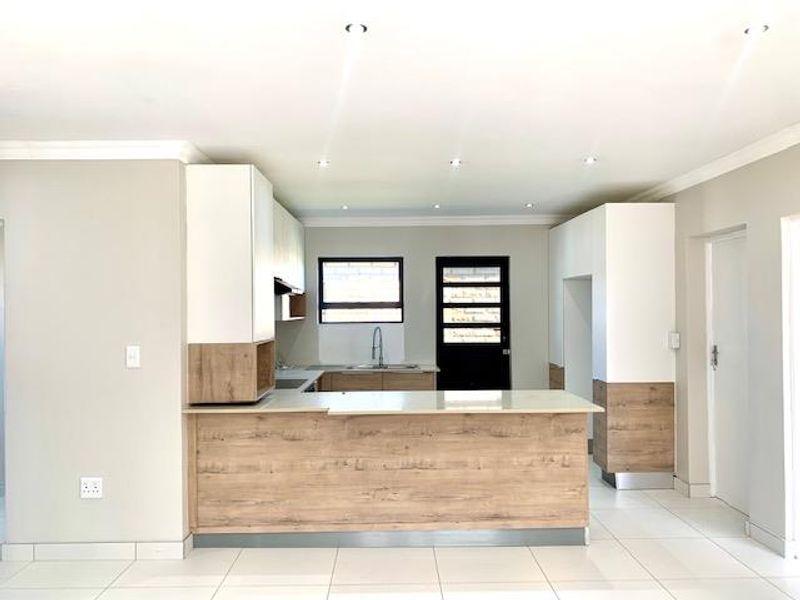 MODERN FAMILY HOUSE IN THABA NCHU - Photo 3