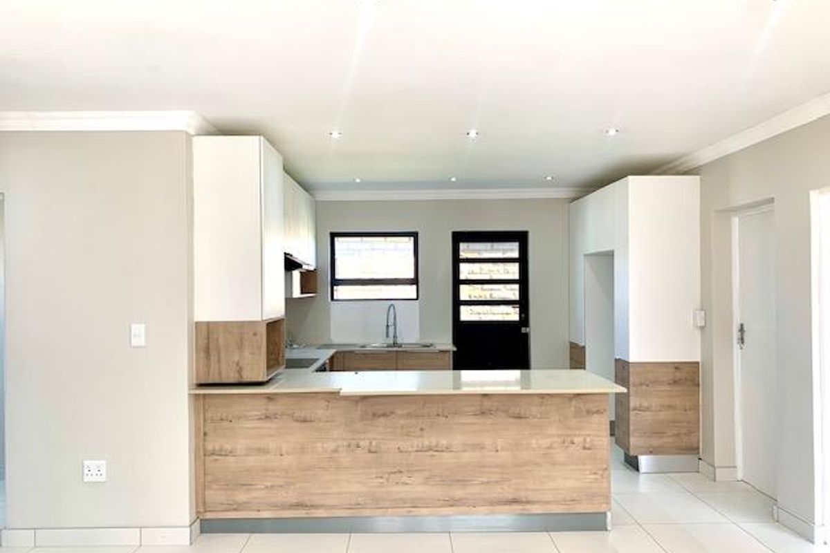 MODERN FAMILY HOUSE IN THABA NCHU - Photo 3