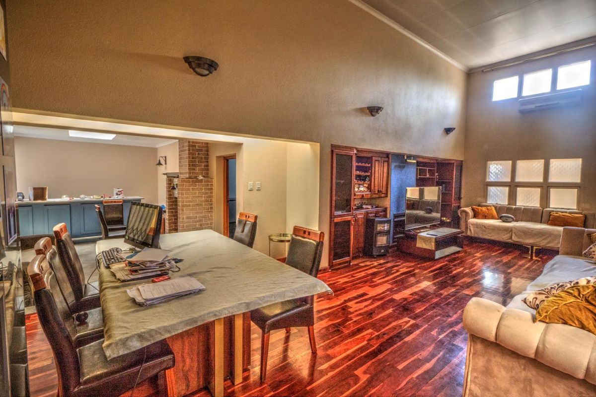 Luxury Family Living in Secure Glen Marais Estate - Photo 3