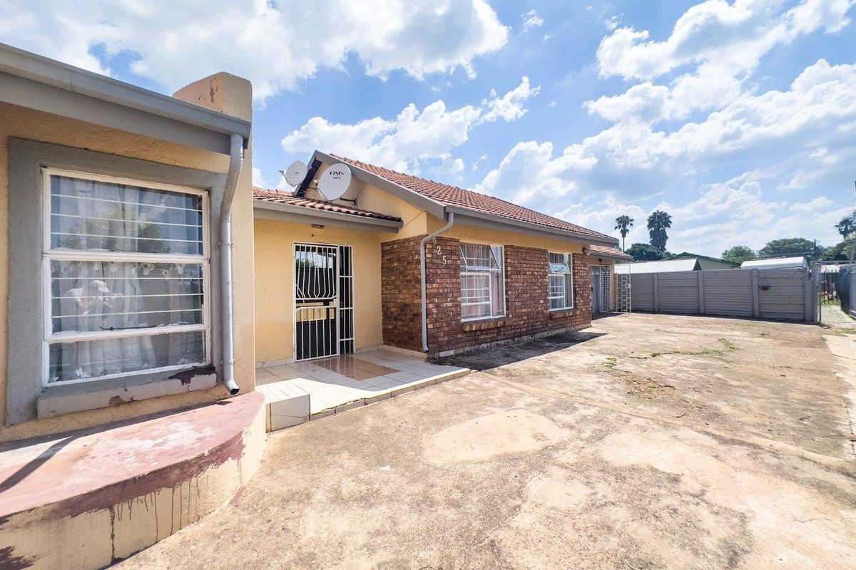 EXCLUSIVE MANDATE – 3 BEDROOM FREE-STANDING HOME WITH ADDITIONAL ROOM & BATHROOM - Photo 2