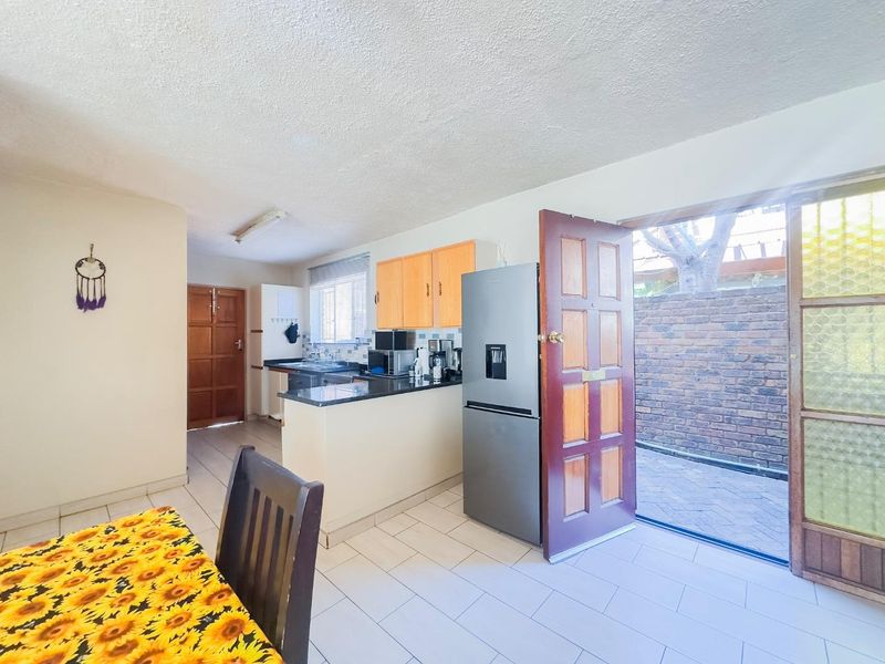 Spacious 3 Bedroom Duplex with a Private Garden - Photo 2