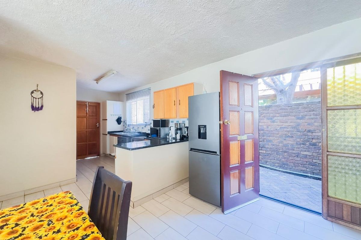 Spacious 3 Bedroom Duplex with a Private Garden - Photo 2