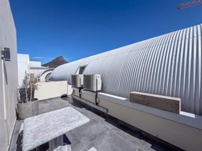 Stunning luxury penthouse in the heart of the CBD - Photo 4