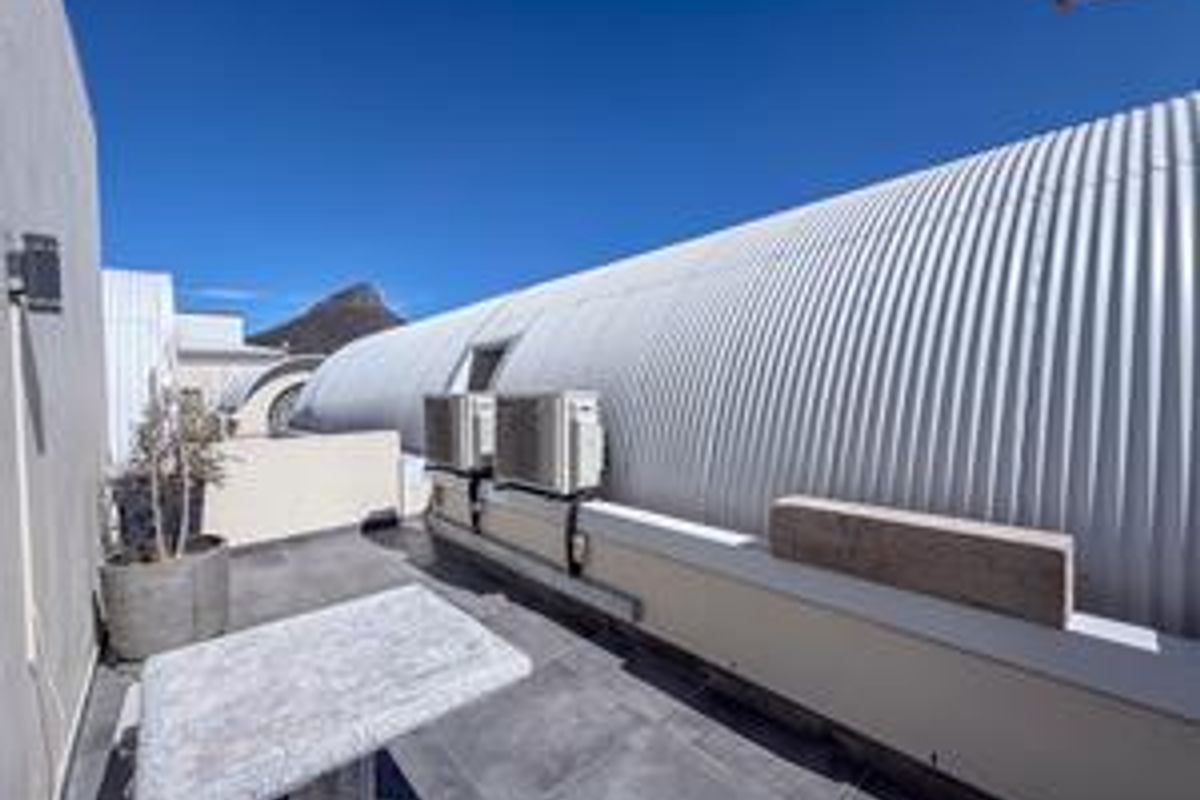 Stunning luxury penthouse in the heart of the CBD - Photo 4