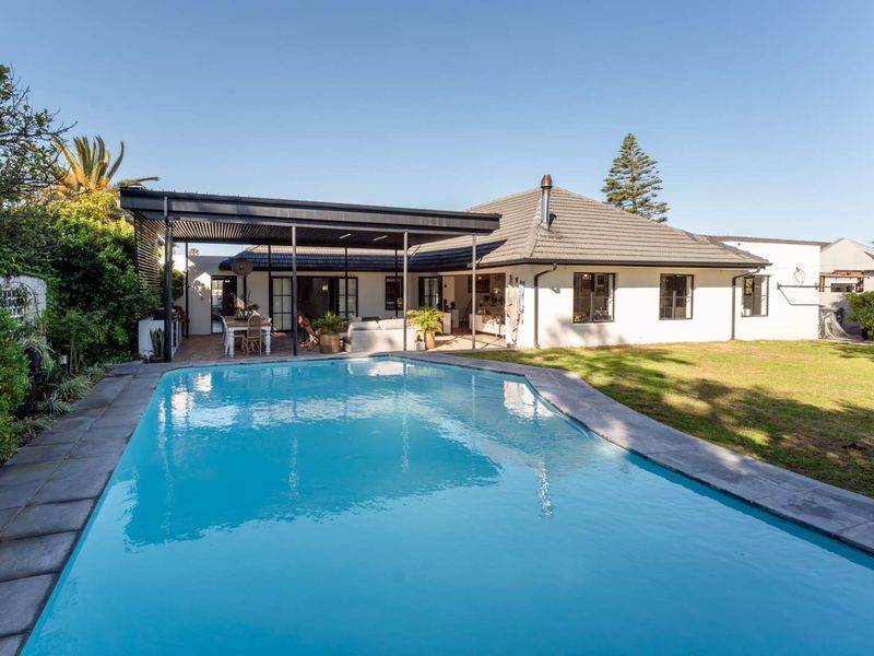 A Tastefully-Designed Entertainer’s Delight - Photo 2