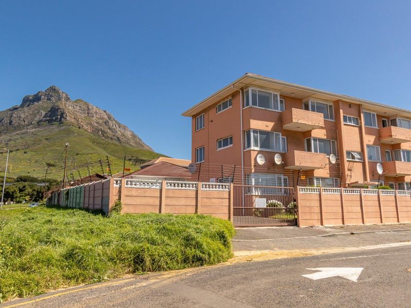 Lovely mountain views in a Central Location. - Photo 2