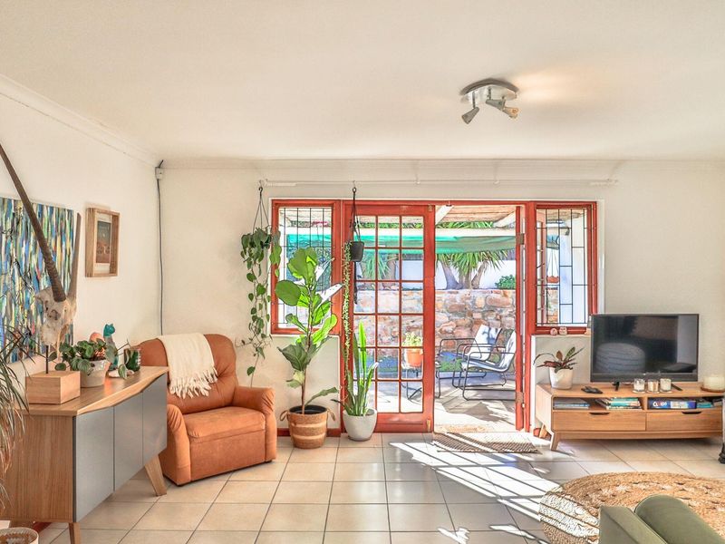 Tranquil Living in a secure complex - Photo 3