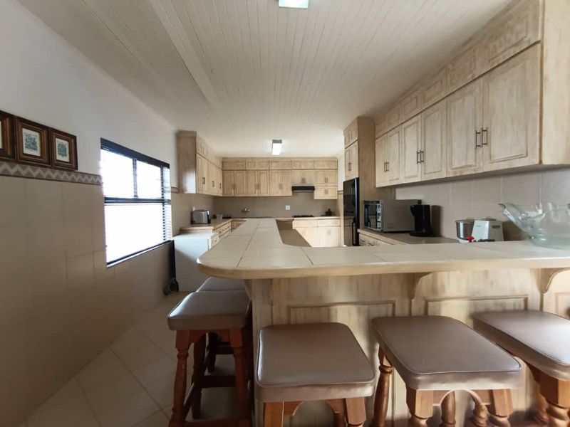 For Sale - Walvisbaai - Lagoon-Front Family Home - Photo 9