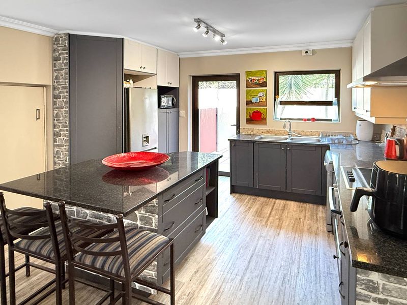 Stunning Four Bedroom Home in Excellent Estate, The Ultimate in Lifestyle Living - Photo 10