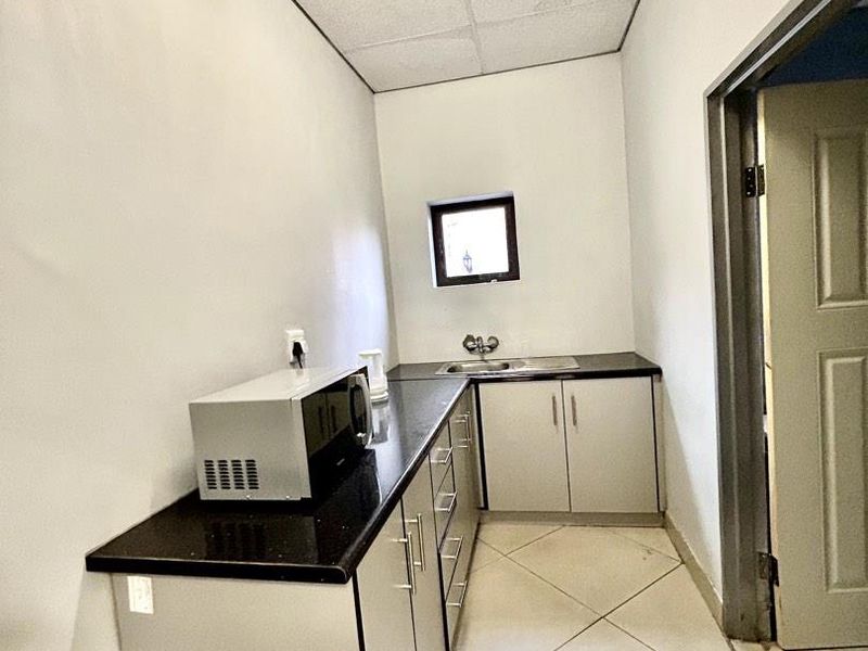 Windhoek West Offices: Prime Location, Endless Potential! - Photo 9