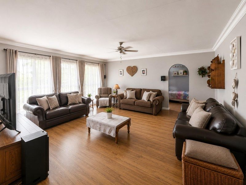 Spacious 4-Bedroom Haven Awaits in Ladybrand! - Photo 2