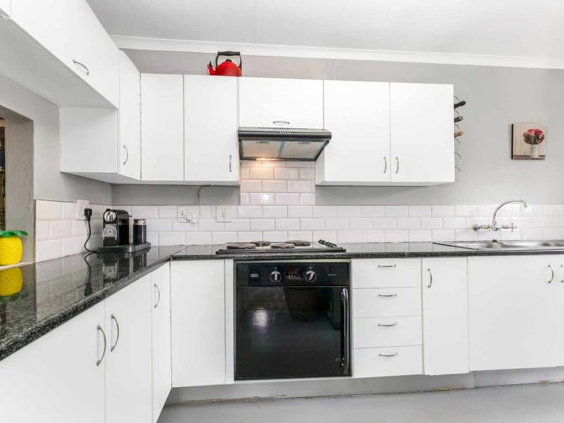 POSITION PLUS POTENTIAL – A PRIVATE LIGHT-FILLED FEEL HAPPY HOME - Photo 10