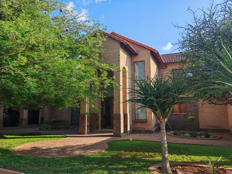 Stunning Home For Sale In Prestigious Estate - Photo 2