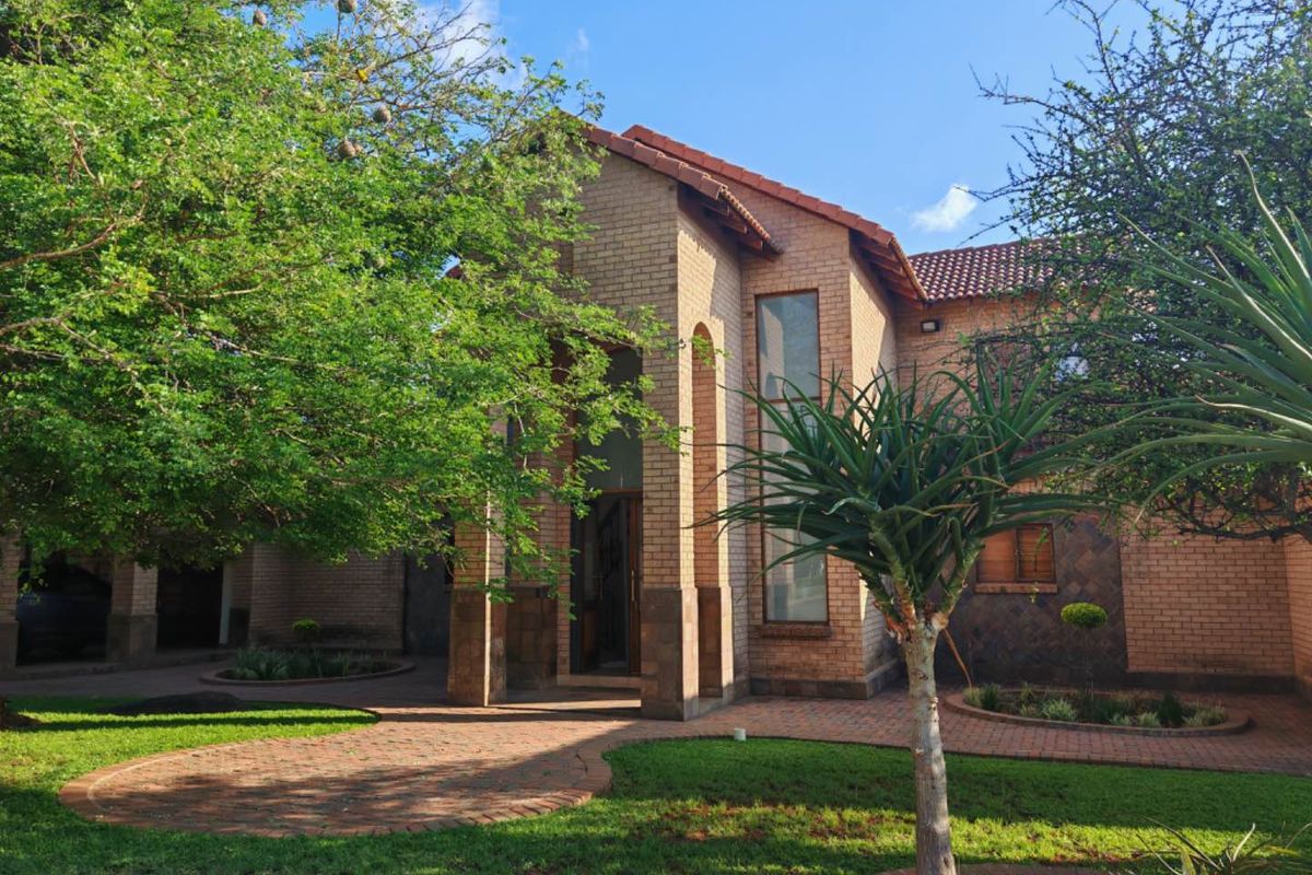 Stunning Home For Sale In Prestigious Estate - Photo 2