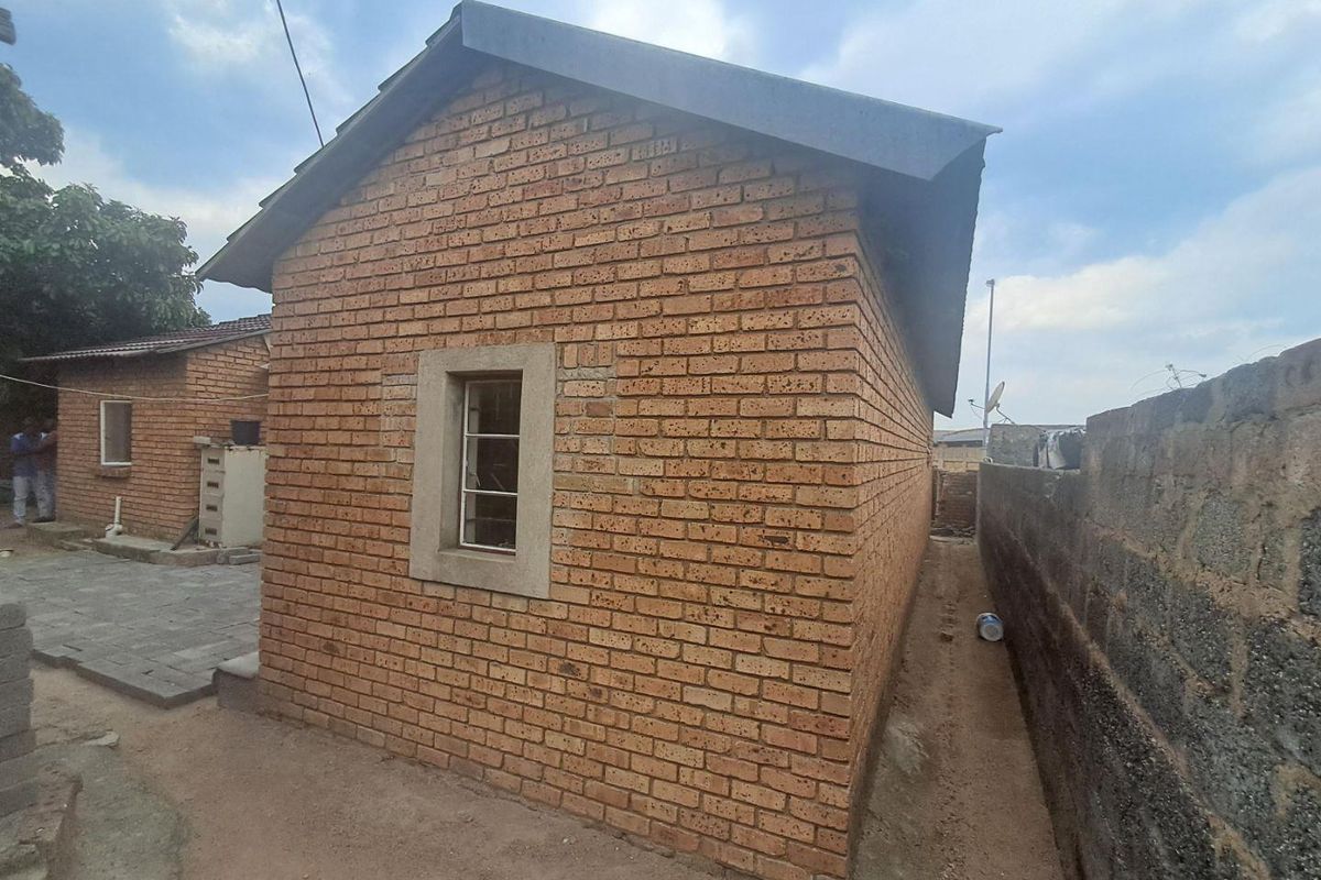 2 Bedroom House In A Busy Main Road - Photo 3