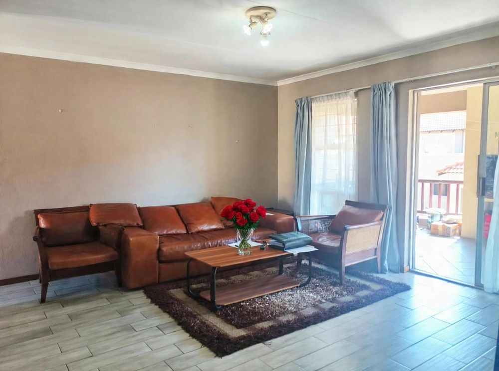 spacious lounge, sliding door to balcony