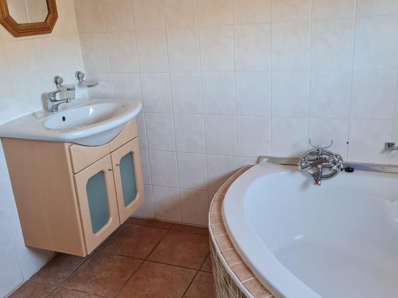 3 BEDROOM FAMILY HOME - Photo 4