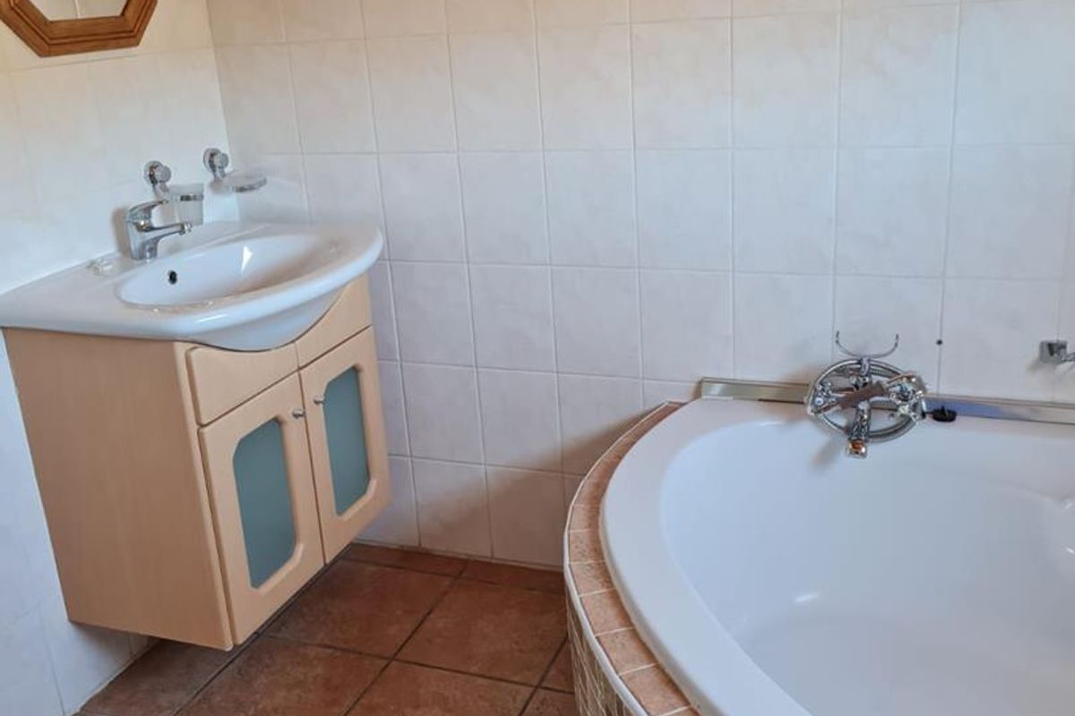 3 BEDROOM FAMILY HOME - Photo 4