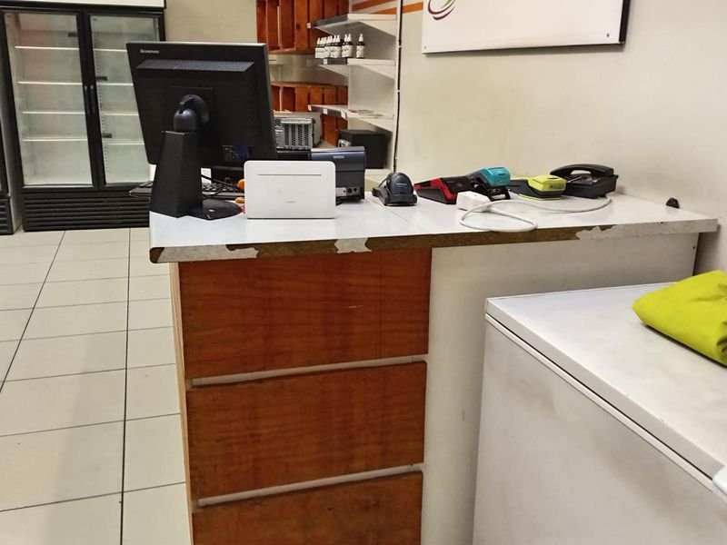 Prime retail space to let - Photo 2