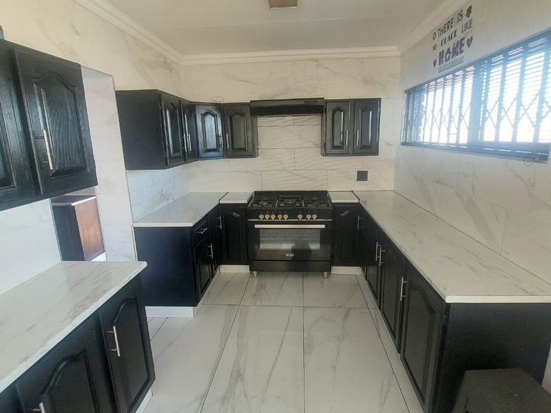 Spacious 4 Bedroom Home with Office & Modern Kitchen - Photo 5