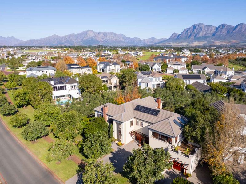 Elegant and Private Five-Bedroom Family Home with Exceptional Mountain Views on Val de Vie Estate - Photo 4