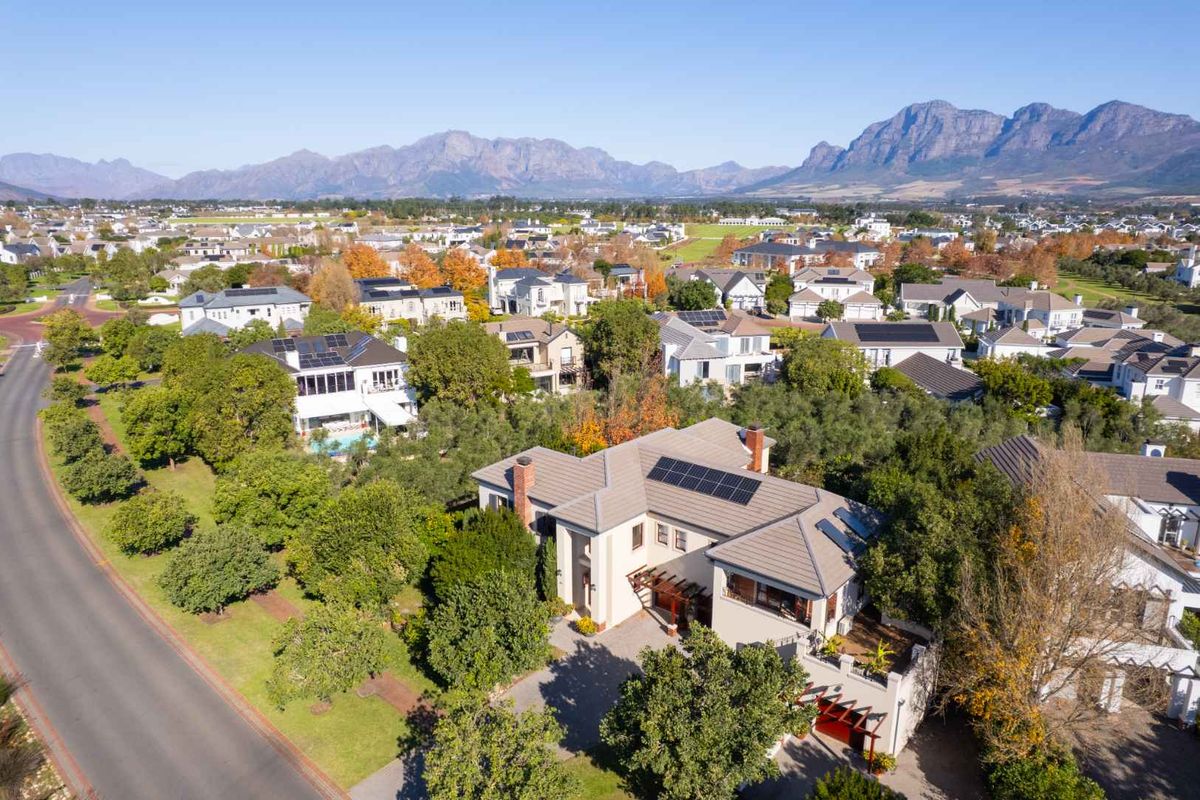 Elegant and Private Five-Bedroom Family Home with Exceptional Mountain Views on Val de Vie Estate - Photo 4