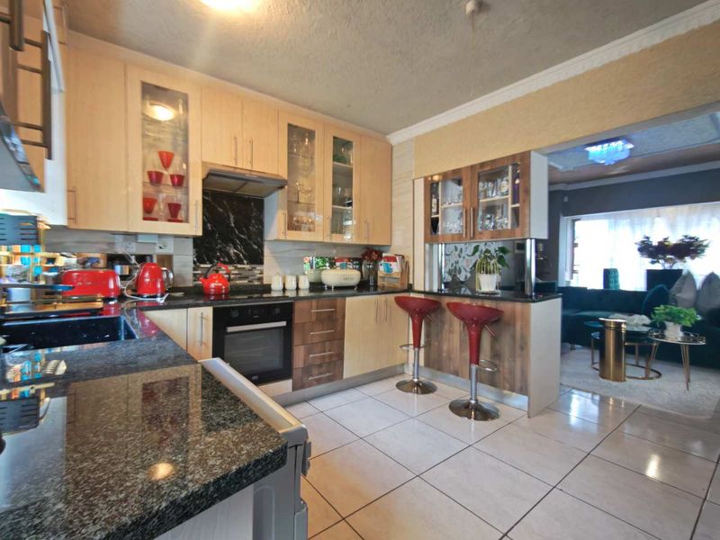 3 Bedroom House to Rent in Cosmo City - Photo 6