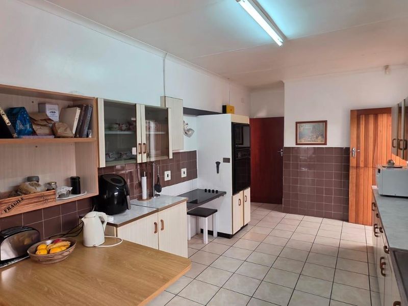 Comfortable family living in a peaceful, established neighbourhood... - Photo 4