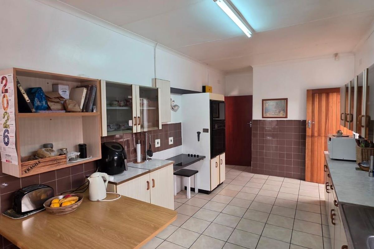 Comfortable family living in a peaceful, established neighbourhood... - Photo 4